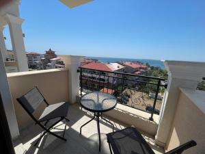 a balcony with chairs and a view of the ocean at Perfektes Meeresparadies in Sveti Vlas in Sveti Vlas +13 photos