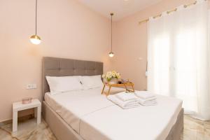 Ένα ή περισσότερα κρεβάτια σε δωμάτιο στο Sea Side Apartment 30m from Beach No Car Needed