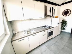 Kuchyňa alebo kuchynka v ubytovaní Luna Maris Apartments