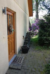 eine Tür zu einem Haus mit Garten und Blumen in der Unterkunft "Am Prerow Strom" in Prerow
