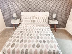 Ένα ή περισσότερα κρεβάτια σε δωμάτιο στο 2 Bed 2 Bath, Ground Floor, Outwith LEZ zone by Lains Lettings
