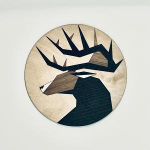 una placa de madera con silueta de renos en DearDeer Apartment, en Liptovský Mikuláš