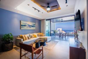 una sala de estar con un sofá y una mesa en Pool, BBQ & Ocean View | Modern Amapas Condo, en Puerto Vallarta