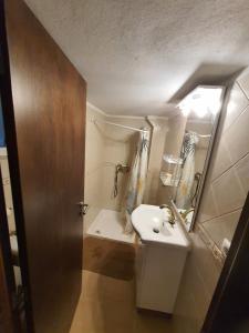 un piccolo bagno con lavandino e specchio di Casa do Tinte - Gouveia-Folgosinho a Vila Cortês da Serra Altre 14 foto