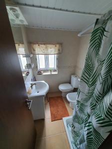 un bagno con un water e un lavandino di Casa do Tinte - Gouveia-Folgosinho a Vila Cortês da Serra