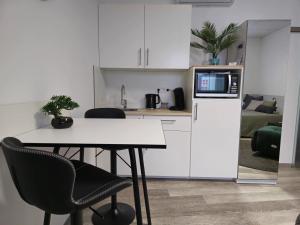 Kuchyň nebo kuchyňský kout v ubytování Offbase Lodging No7