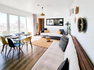 una sala de estar con una mesa y un sofá en Apartment Jardins Sun Vista Mar 14, en Portimão