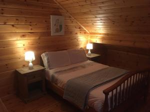 Postel nebo postele na pokoji v ubytování Bernard’s Logcabins