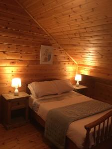Postel nebo postele na pokoji v ubytování Bernard’s Logcabins