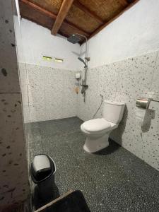 Serenity Lodge Tetebatu Lombok的一间浴室
