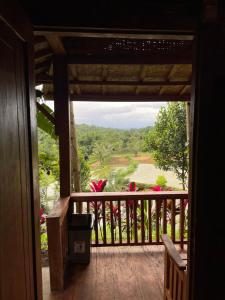 Serenity Lodge Tetebatu Lombok的阳台或露台