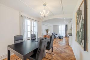 een eetkamer met een zwarte tafel en stoelen bij Aparthotel Mama Home Stankt Georgen in St. Gallen