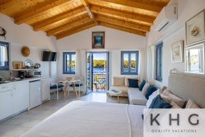 Gallery image of Three properties Art House, Top floor open plan studio, Open plan Art studio with front yard in Fiskardo in Fiskardho