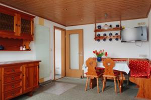 a kitchen with a table and chairs in a room at Ferienwohnung Czornebohblick in Kubschütz