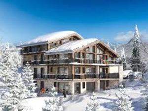 Un gran edificio con nieve encima. en Appartement 12 pers avec WiFi et parking - La Tania - FR-1-513-17, en La Tania