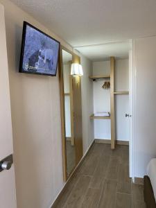 TV a/nebo společenská místnost v ubytování Kyriad ECO - Belfort Bessoncourt