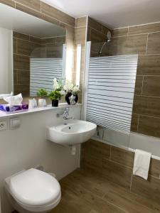 Koupelna v ubytování Kyriad ECO - Belfort Bessoncourt + 24 fotografií