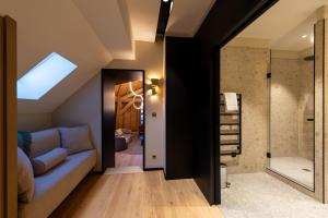 Koupelna v ubytování Les Suites by Cave Vauban + 62 fotografií