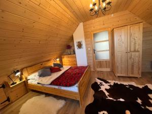 Posteľ alebo postele v izbe v ubytovaní Mazury "Willa Ślimakowo" w Pasymiu z jakuzzi, sauną, pomostem