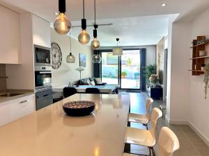 eine Küche und ein Wohnzimmer mit Tisch und Stühlen in der Unterkunft Gran terraza en Marinsa Beach Torrox in Torrox