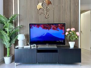 ein Wohnzimmer mit einem großen Fernseher auf einem Schrank in der Unterkunft Gran terraza en Marinsa Beach Torrox in Torrox