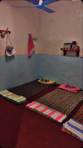 ein Zimmer mit zwei Betten auf dem Boden eines Zimmers in der Unterkunft Tabrany in Qaryat Abū Bakr aş Şiddīq