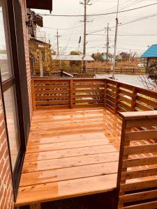 En balkong eller terrasse på 温泉付き貸切別荘琵琶湖徒歩圏内With hot spring グループファミリーok 大人数でご利用だとお得連泊がお得BBQ可能自転車無料利用可自带温泉独栋小别墅