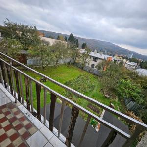 a balcony with a view of a yard at Izba v dome manželská dvojposteľ in Svidník