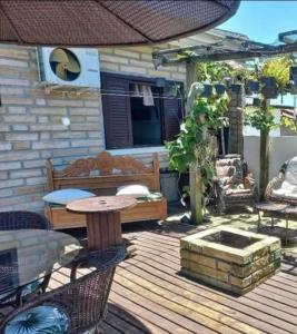 a patio with a table and a bench on a deck at Beleza pura in Santa Rosa