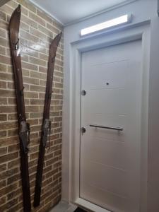 eine Garagentür mit zwei großen Kanonen an einer Ziegelmauer in der Unterkunft Studio Furnica Sinaia in Sinaia