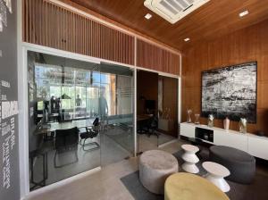 Habitación con escritorio, sillas y TV. en Apartamento Alphaville - Barueri/SP, en Barueri