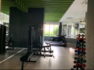 Un gimnasio con cintas de correr y equipos de ejercicio en una habitación. en Apartamento Alphaville - Barueri/SP, en Barueri