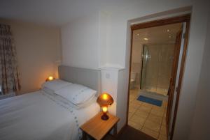 Ένα ή περισσότερα κρεβάτια σε δωμάτιο στο Saltburn Holidays Bluebell Cottage