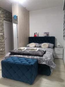 Tempat tidur dalam kamar di Apartmani NECA Zlatar