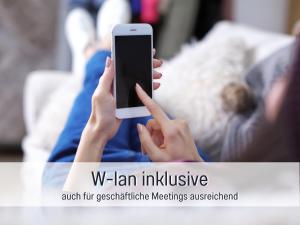 a woman holding up a cell phone with her hand at Casa Isabella Lauf, wunderschöne Aussicht - ruhig gelegen - top für Familien und Geschäftsreisen, super ausgestattet in Lauf