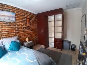 Llit o llits en una habitació de Lovely 1-bedroom in secure complex with pool