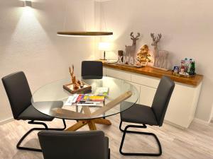 ein Esszimmer mit einem Glastisch und Stühlen in der Unterkunft 4-Sterne Premiumferienwohnung  Köhnke 3 - [#122258] in Goslar