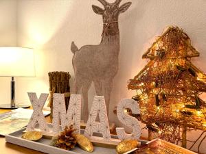 Ein Weihnachtsbaum und ein Schild mit einem Hirsch in der Unterkunft 4-Sterne Premiumferienwohnung  Köhnke 3 - [#122258] in Goslar
