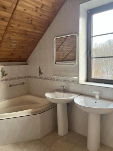 Un baño con dos lavabos y una bañera y una ventana. en Prime Home SOPOT HILL, en Sopot 23 fotos más