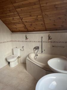 Un baño con inodoro, bañera y lavabo. en Prime Home SOPOT HILL, en Sopot