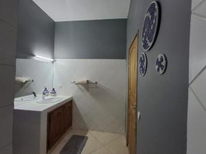 Un baño con lavabo y ducha en Villa No Stress, en Somone 33 fotos más