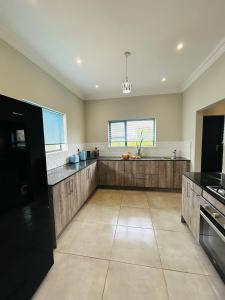 a large kitchen with black counters and a counter top at Sakkie se Dakkie in Agulhas