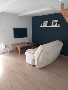 una camera da letto con un letto e una TV a schermo piatto di Studio au calme à la campagne 2, 4 ou 6 personnes a Denonville