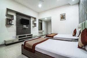 Postel nebo postele na pokoji v ubytování Hotel Orchid Garden Karol Bagh