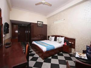 Postel nebo postele na pokoji v ubytování Hotel Orchid Garden Karol Bagh
