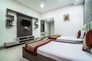 Postel nebo postele na pokoji v ubytování Hotel Orchid Garden Karol Bagh