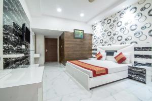 TV a/nebo společenská místnost v ubytování Hotel Orchid Garden Karol Bagh
