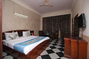 Postel nebo postele na pokoji v ubytování Hotel Orchid Garden Karol Bagh
