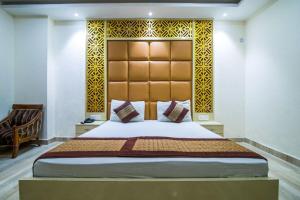 Postel nebo postele na pokoji v ubytování Hotel Orchid Garden Karol Bagh