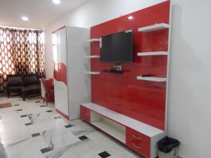 TV a/nebo společenská místnost v ubytování Hotel Orchid Garden Karol Bagh